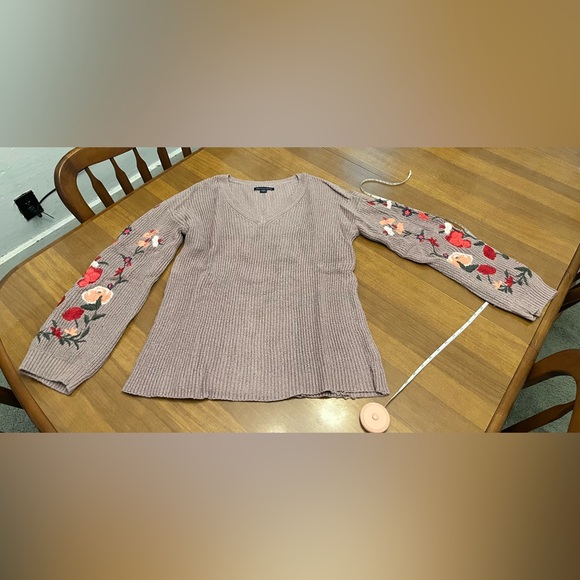 American Eagle Outfitters Sweaters - American Eagle v-neck sweater Size Small